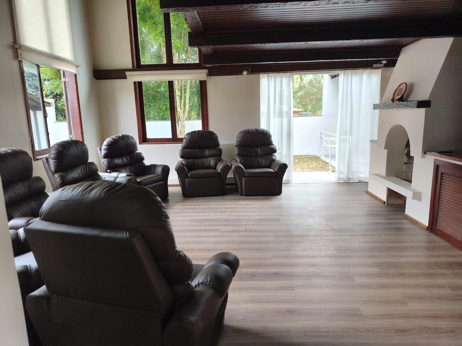 Sala de convivência com poltronas
